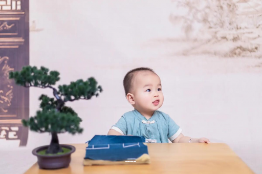 平凉怀孕肚子中间凹两边凸